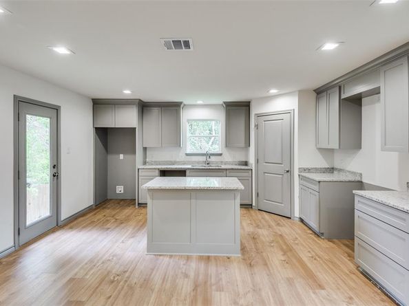 1438 E Waco Avenue , Dallas Texas 75216