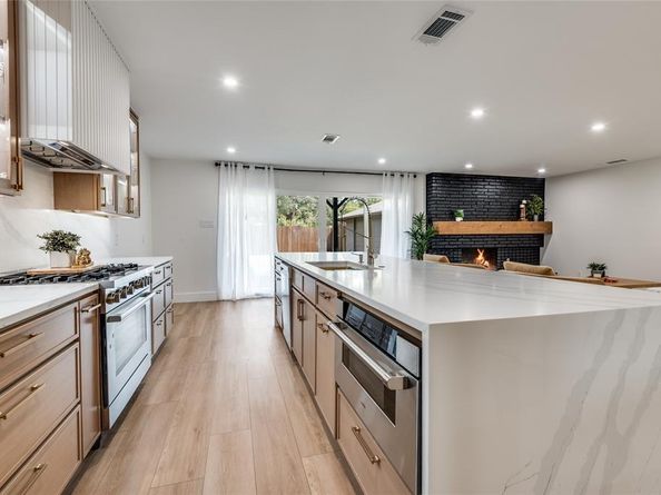 3895  Antigua Circle , Dallas Texas 75244