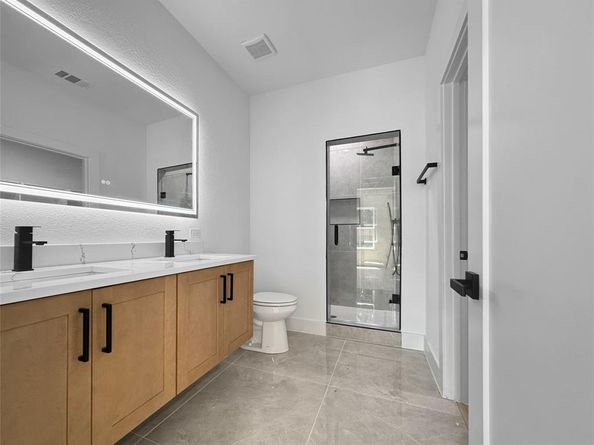 3900  De Maggio Avenue , Dallas Texas 75210