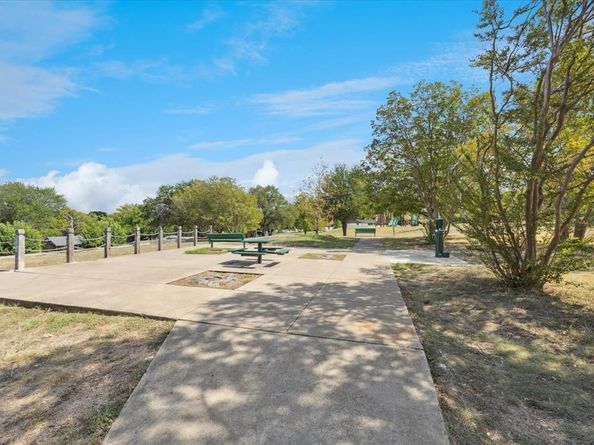 1800  Versailles Road , Fort Worth Texas 76116