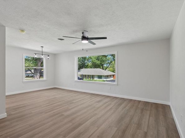 1800  Versailles Road , Fort Worth Texas 76116