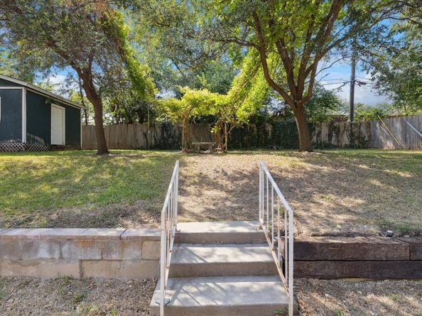 1800  Versailles Road , Fort Worth Texas 76116