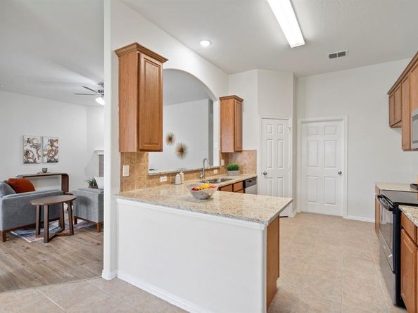 613  Hummingbird Trail , Crowley Texas 76036