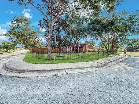 303 E Hillcroft Drive , Duncanville Texas 75137