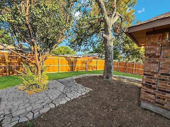 303 E Hillcroft Drive , Duncanville Texas 75137