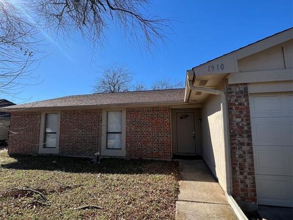 1910  Whiteoak Drive , Garland Texas 75040