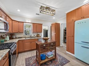 728 N Winnetka Avenue , Dallas Texas 75208