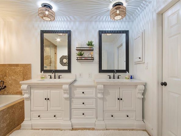 7449  Tophill Lane , Dallas Texas 75248