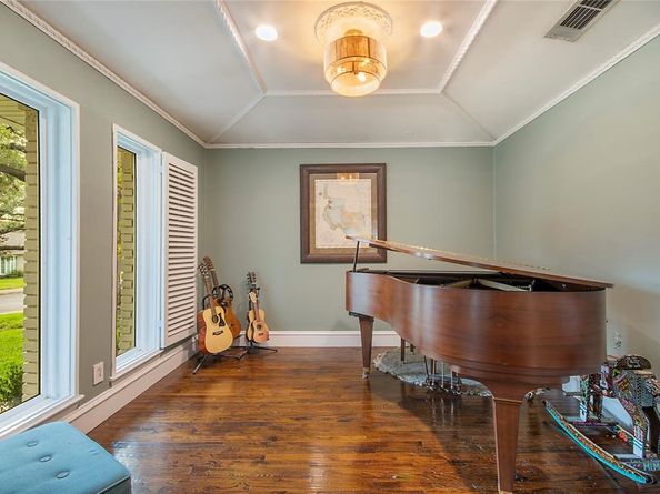 7449  Tophill Lane , Dallas Texas 75248