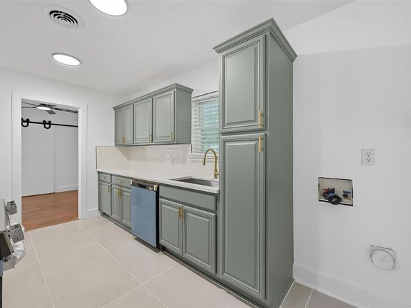 2251  Hartline Drive , Dallas Texas 75228