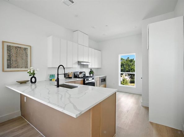 312 N Lancaster Avenue  Bldg 1, Dallas Texas 75203