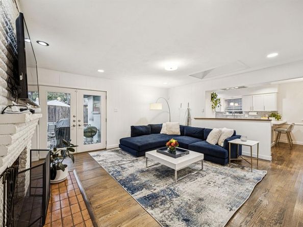 10017  Medlock Drive , Dallas Texas 75218