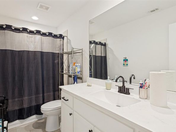 825 E Powell Avenue , Fort Worth Texas 76104