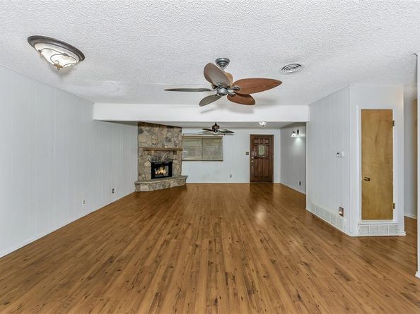 1916  Valley Lane , Arlington Texas 76013