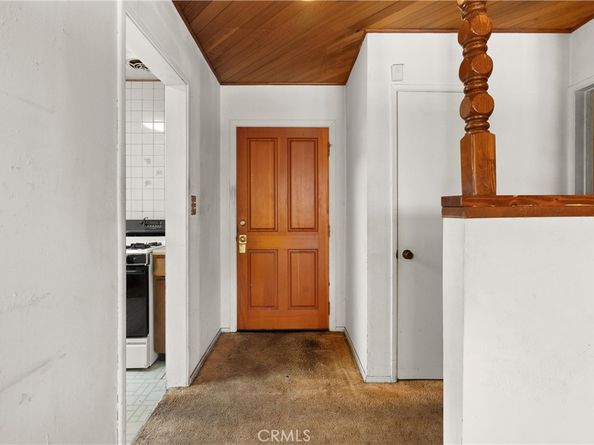 18928 Victory Boulevard, Tarzana CA 91335