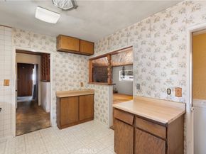 18928 Victory Boulevard, Tarzana CA 91335