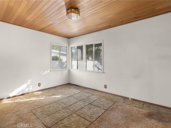 18928 Victory Boulevard, Tarzana CA 91335