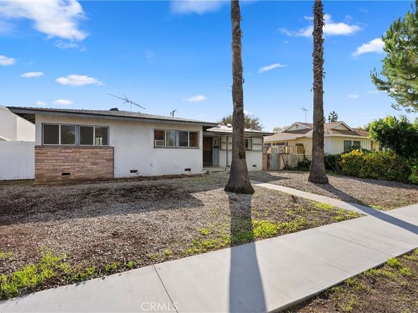 18928 Victory Boulevard, Tarzana CA 91335