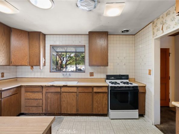 18928 Victory Boulevard, Tarzana CA 91335