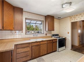 18928 Victory Boulevard, Tarzana CA 91335