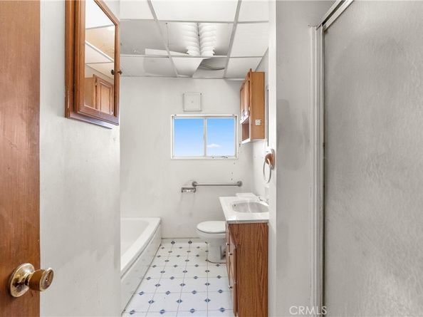 18928 Victory Boulevard, Tarzana CA 91335