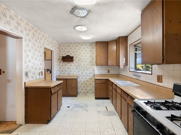 18928 Victory Boulevard, Tarzana CA 91335