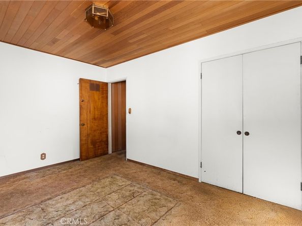 18928 Victory Boulevard, Tarzana CA 91335