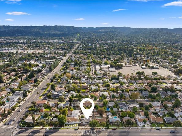 18928 Victory Boulevard, Tarzana CA 91335