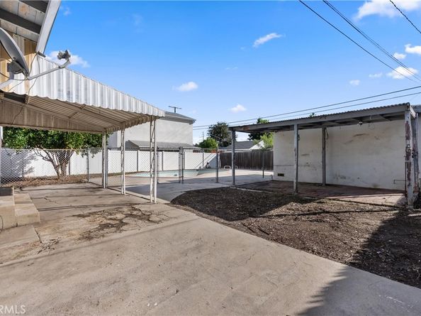 18928 Victory Boulevard, Tarzana CA 91335