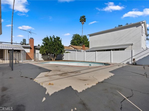 18928 Victory Boulevard, Tarzana CA 91335