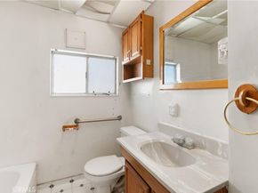 18928 Victory Boulevard, Tarzana CA 91335