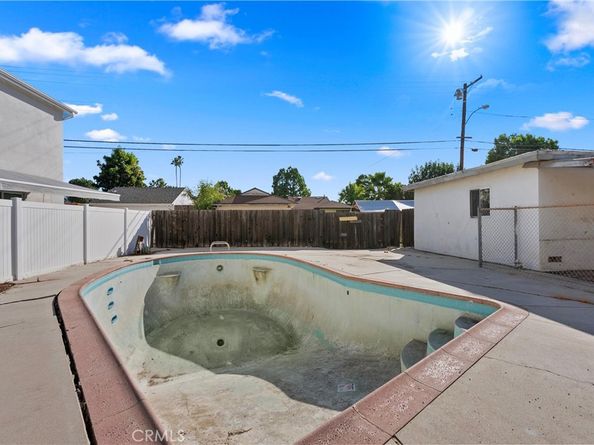 18928 Victory Boulevard, Tarzana CA 91335