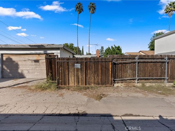 18928 Victory Boulevard, Tarzana CA 91335