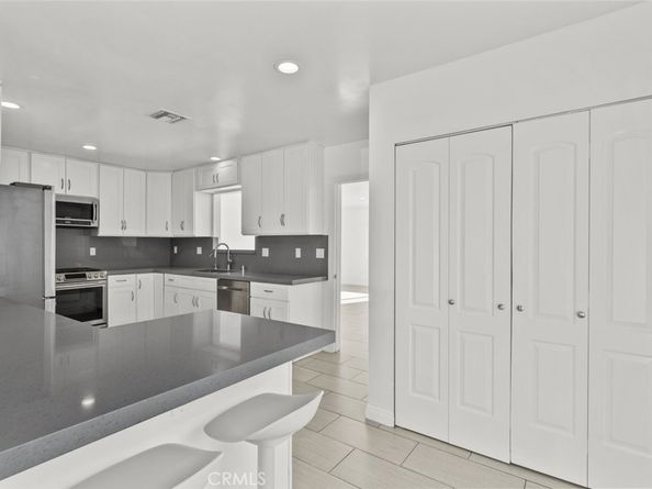 325 N Glenwood Place, Burbank CA 91506