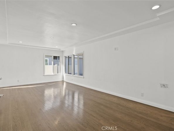 325 N Glenwood Place, Burbank CA 91506