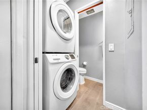 18631 Collins 10, Tarzana CA 91356