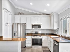 18631 Collins 10, Tarzana CA 91356