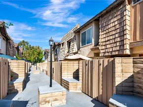 18631 Collins 10, Tarzana CA 91356