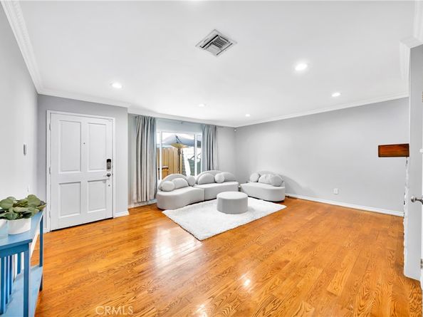 18631 Collins 10, Tarzana CA 91356