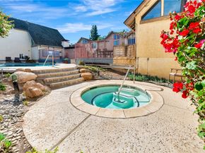 18631 Collins 10, Tarzana CA 91356