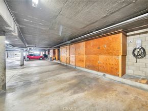 18631 Collins 10, Tarzana CA 91356