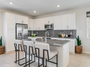 2565 E Lincoln Paseo