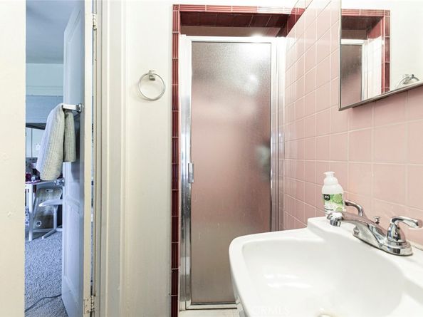 325 S Los Robles Avenue, Pasadena CA 91101