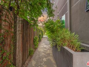 1622 S Mansfield Avenue, Los Angeles CA 90019