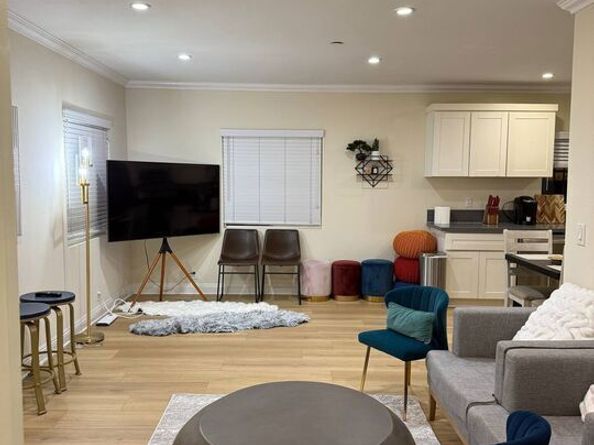 1147 S Kenmore Avenue, Los Angeles CA 90006