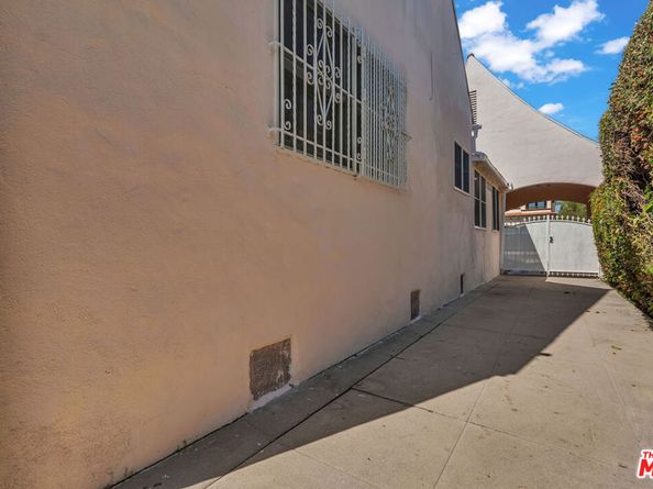 6526 Lindenhurst Avenue, Los Angeles CA 90048