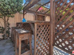 6526 Lindenhurst Avenue, Los Angeles CA 90048