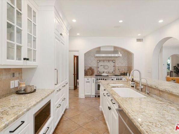 7040 Hillside Avenue, Los Angeles CA 90068