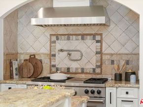 7040 Hillside Avenue, Los Angeles CA 90068