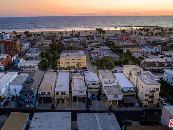 1916 Pacific Avenue, Venice CA 90291
